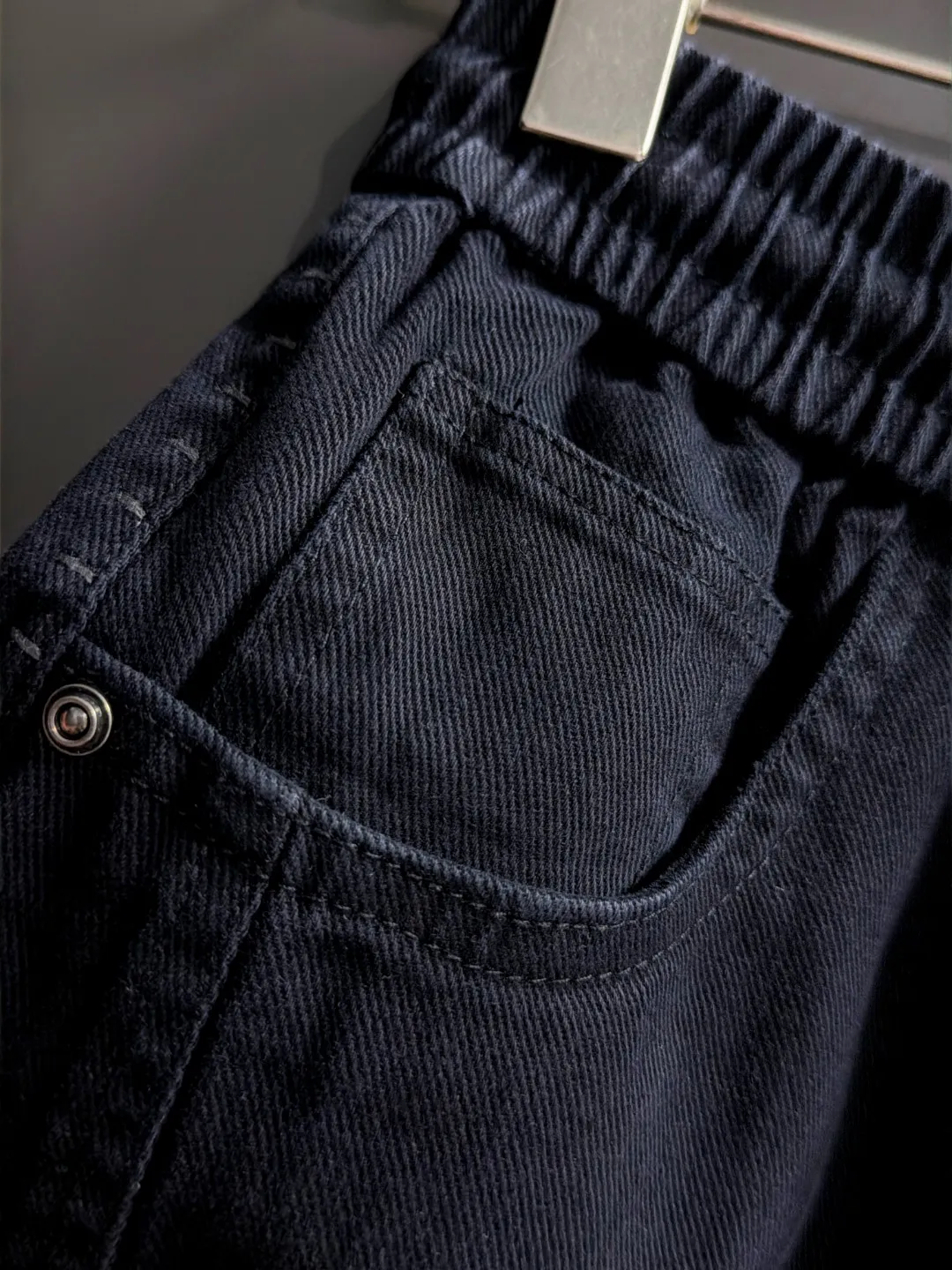 Balenciaga Fall/Winter 2026 New Arrival elastic casual pants are shipped the next day. The custom-made fabric at the counter has a high degree of comfort, impeccable details, and the design concept of the brand elements reflects high quality. The hand feels delicate and soft! Casual cuts and awesome upper body! Sizes: S-3XL